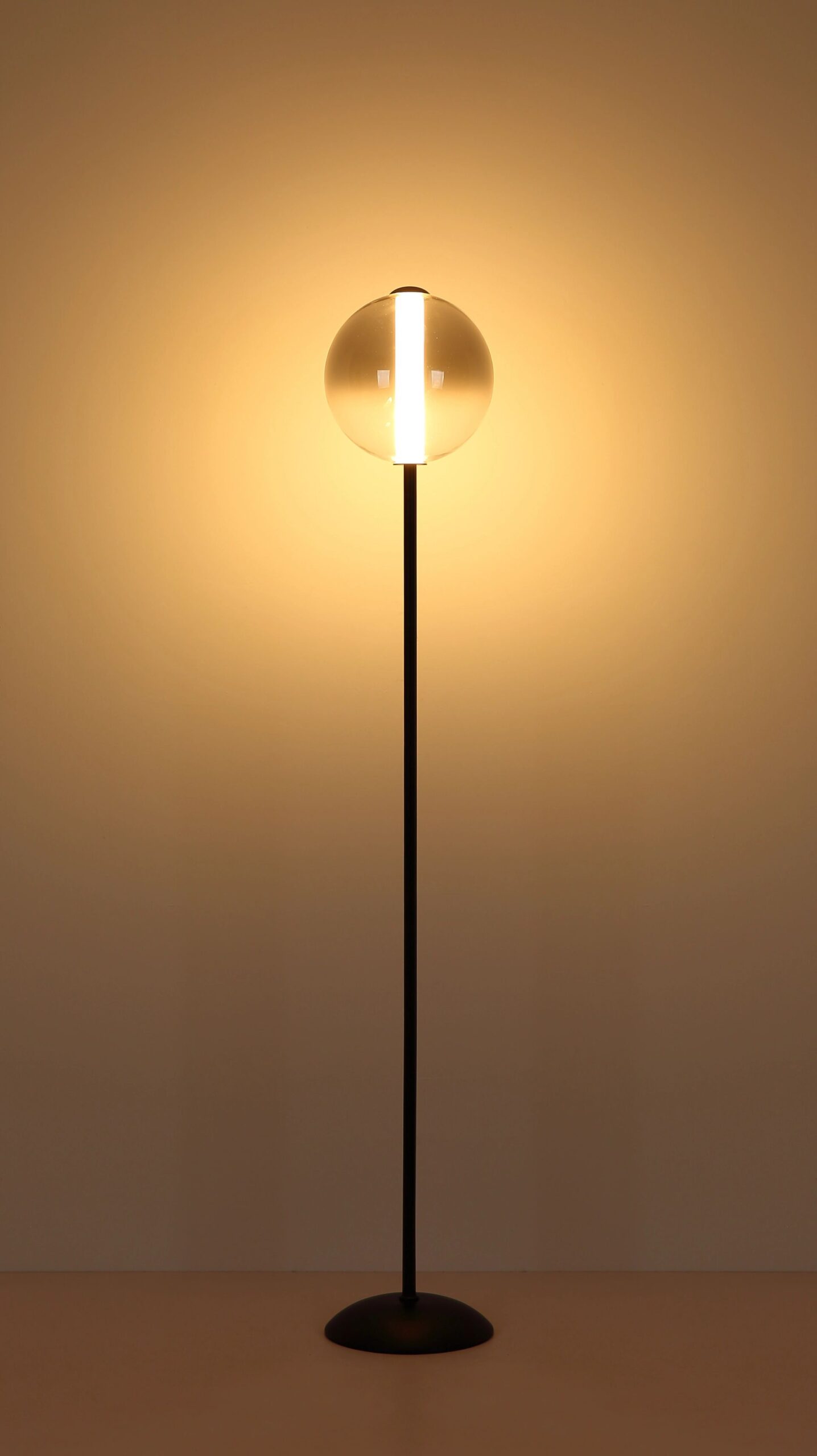 Lampe sur pied moderne avec globe en verre fumé Lacy – Image 6
