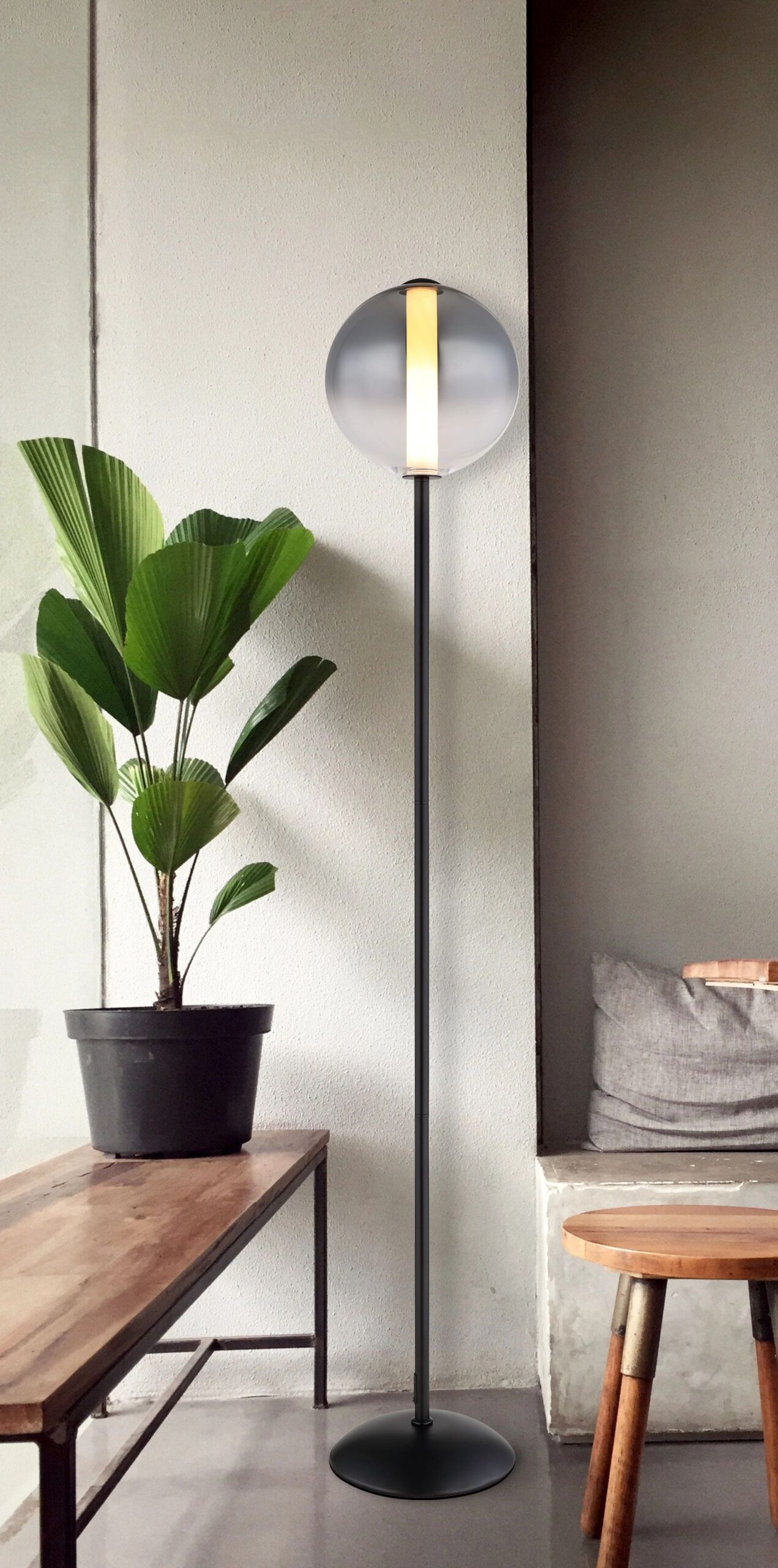 Lampe sur pied moderne avec globe en verre fumé Lacy – Image 7